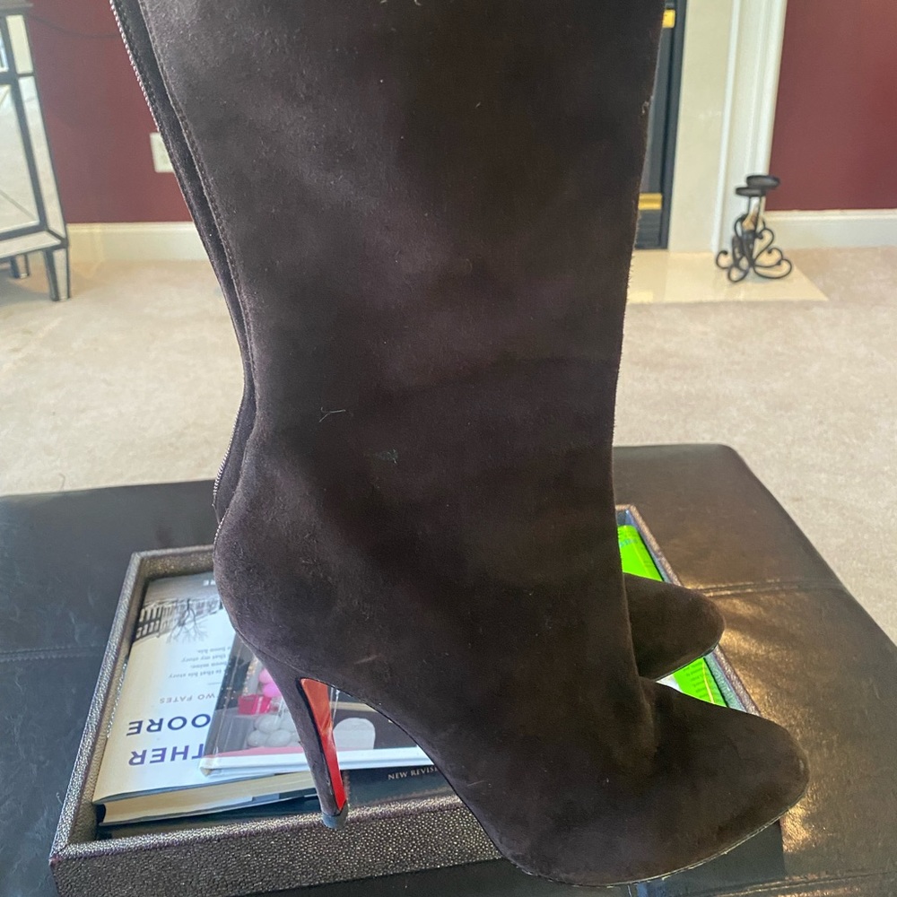 AUTHENTIC CHRISTIAN LOUBOUTIN KNEE-HIGH SUEDE BOOTS. SIZE 40 COLOR DARK BROWN